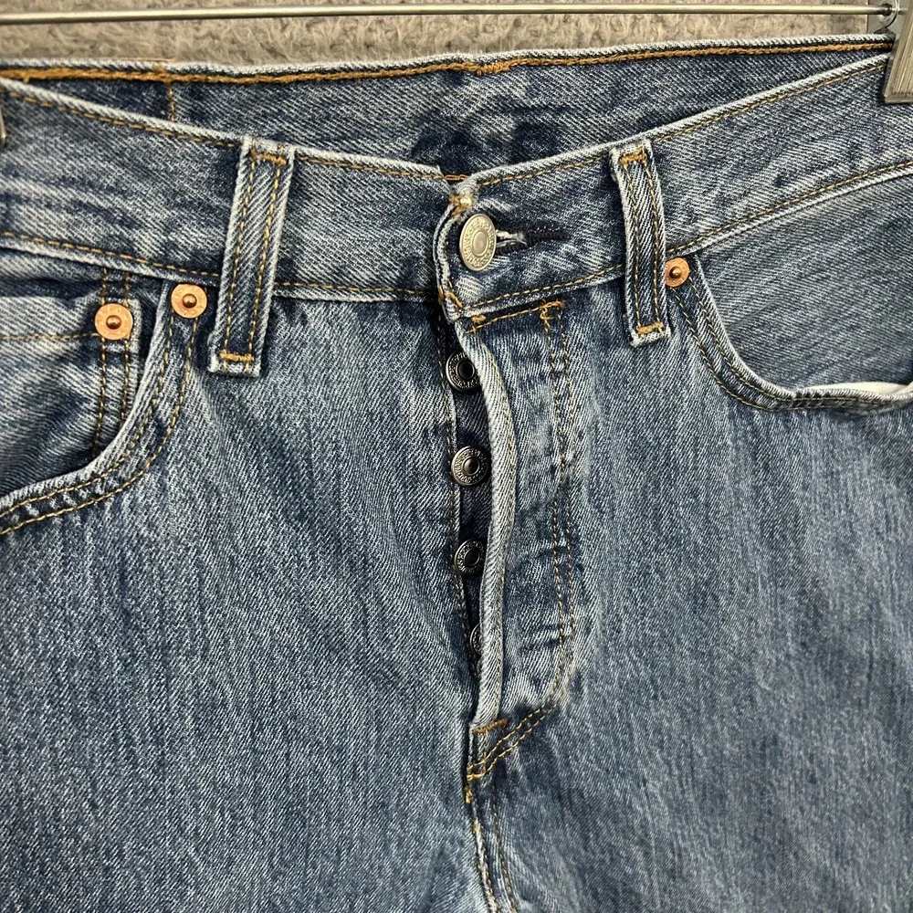 Levis Jeans Mens 31x32 Blue Denim 501 Straight Button Fly American Light Wash